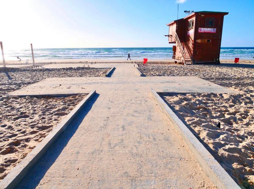 צביקה ברוט, פייסבוק