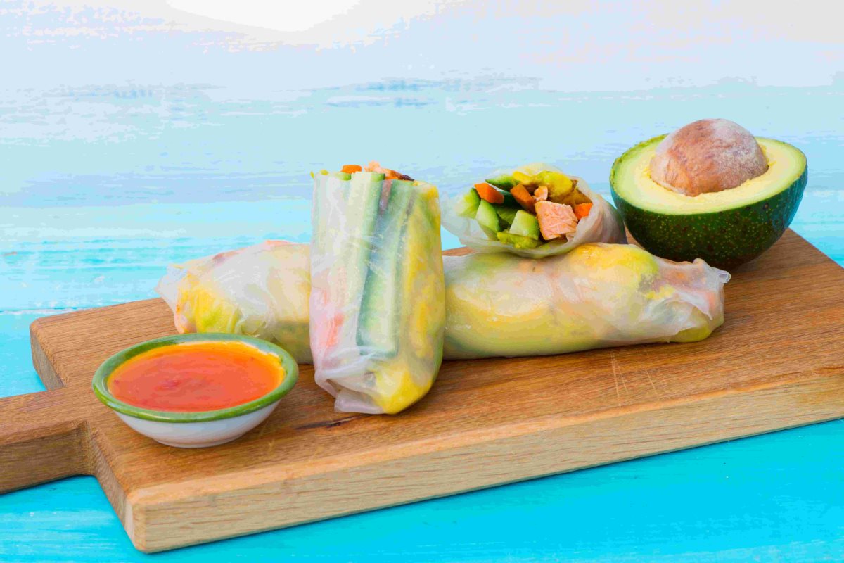 רול סלמון ואבוקדו של "חקלאי גרנות" (צילום: הדס ניצן).