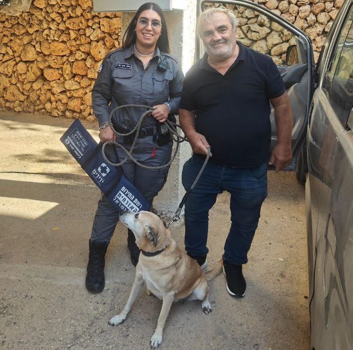 מוטי עמר מנהל סניף ידידים בת ים ושיר סימן טוב מעירייה (דוברות ידידים)