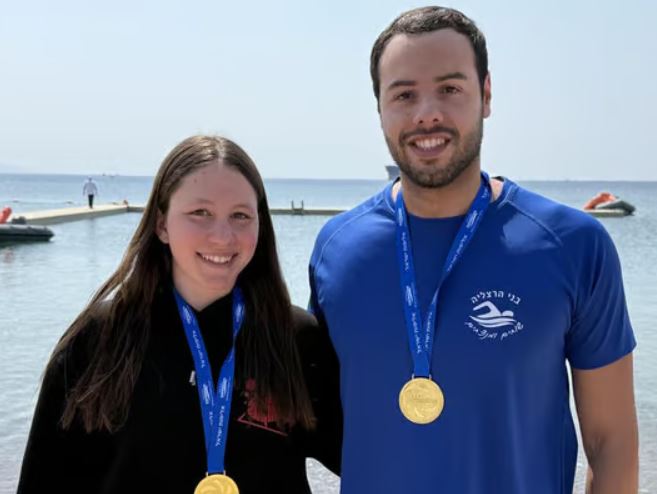 אופק אדיר (משמאל), צילום: לידור גולדברג איגוד השחייה