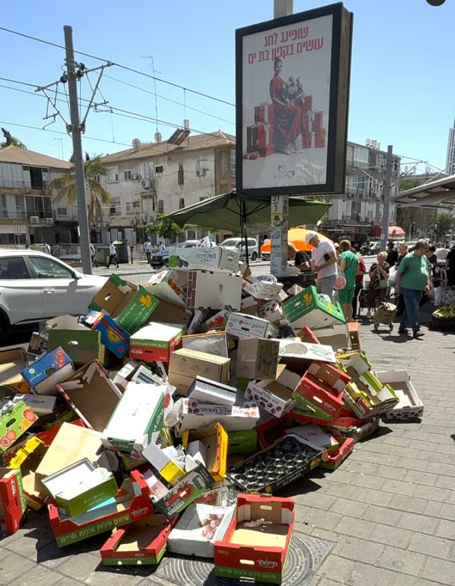 ערימת אשפה בבת ים(צילום באדיבות דן פונדק ואסתר גרון)
