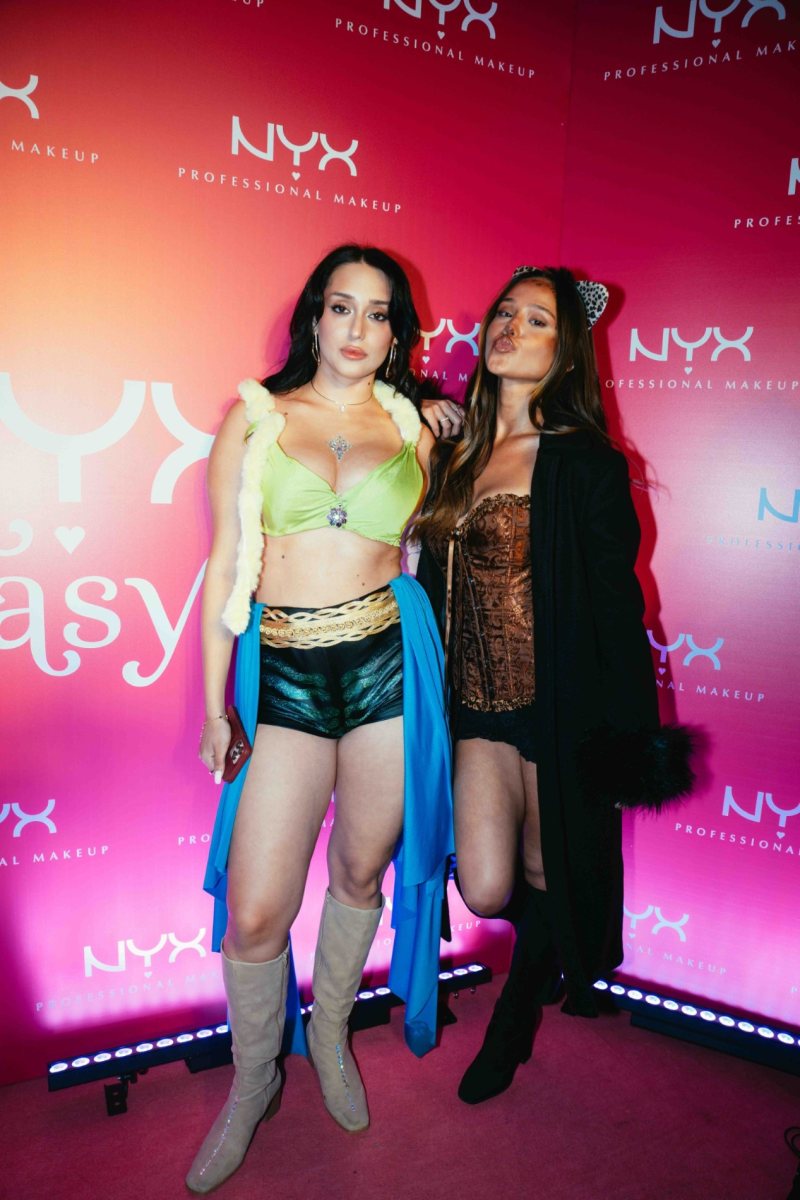 החברות יסמין עומרי הנמרה ועדי אנגל מחופשת לבריטני ספירס צילום אייל אפרתי