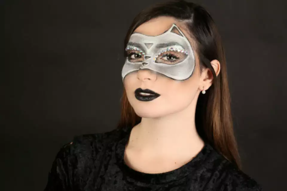 מסיכה מאיפור צילום יח'צ