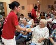 לקראת ראש השנה: מתנדבי "לחיות בכבוד" שימחו קשישים וניצולי שואה בבת ים