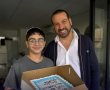 מחווה מרגשת בחולון: ראש העיר הגיע לשמח חתן בר מצווה