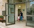 עיריית יבנה קוראת לתושבים להשאיר את דלתות הבניינים פתוחות בשעת חירום