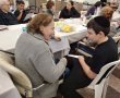 תלמידי קריית חינוך "אוריה" בראשון לציון התנדבו בבית האבות "עד 120": חוויה ערכית ומרגשת לדיירים ולתלמידים